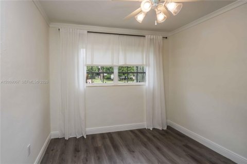 House in South Miami, Florida 3 bedrooms, 141.21 sq.m. № 2076620 - photo 16