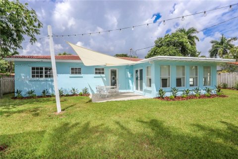 House in South Miami, Florida 3 bedrooms, 141.21 sq.m. № 2076620 - photo 3