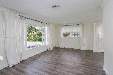 House in South Miami, Florida 3 bedrooms, 141.21 sq.m. № 2076620 - photo 6