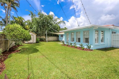 House in South Miami, Florida 3 bedrooms, 141.21 sq.m. № 2076620 - photo 24