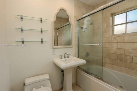 House in South Miami, Florida 3 bedrooms, 141.21 sq.m. № 2076620 - photo 23