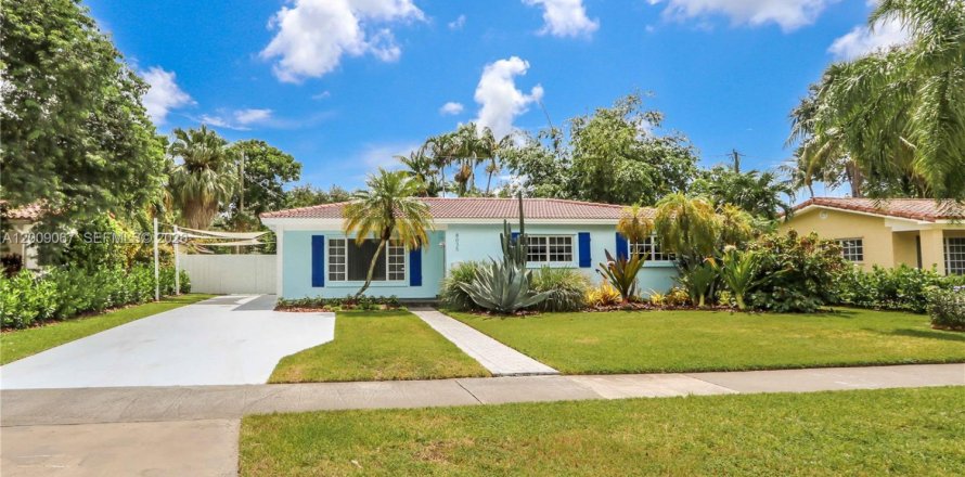 House in South Miami, Florida 3 bedrooms, 141.21 sq.m. № 2076620