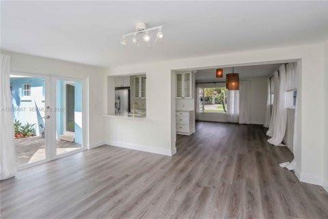 House in South Miami, Florida 3 bedrooms, 141.21 sq.m. № 2076620 - photo 9