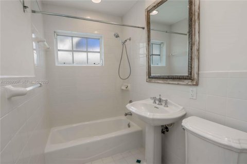 House in South Miami, Florida 3 bedrooms, 141.21 sq.m. № 2076620 - photo 18