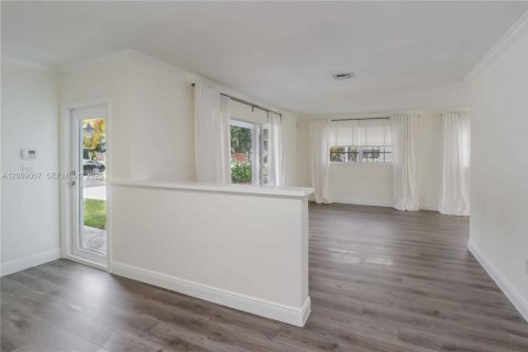 House in South Miami, Florida 3 bedrooms, 141.21 sq.m. № 2076620 - photo 5