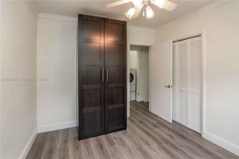 House in South Miami, Florida 3 bedrooms, 141.21 sq.m. № 2076620 - photo 17