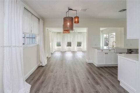 House in South Miami, Florida 3 bedrooms, 141.21 sq.m. № 2076620 - photo 8