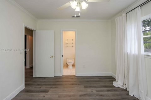 House in South Miami, Florida 3 bedrooms, 141.21 sq.m. № 2076620 - photo 22
