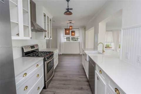 House in South Miami, Florida 3 bedrooms, 141.21 sq.m. № 2076620 - photo 11