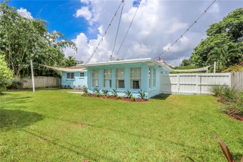 House in South Miami, Florida 3 bedrooms, 141.21 sq.m. № 2076620 - photo 4