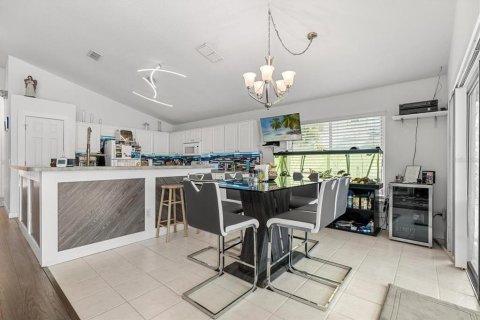 House in Davenport, Florida 4 bedrooms, 175.4 sq.m. № 1735562 - photo 8