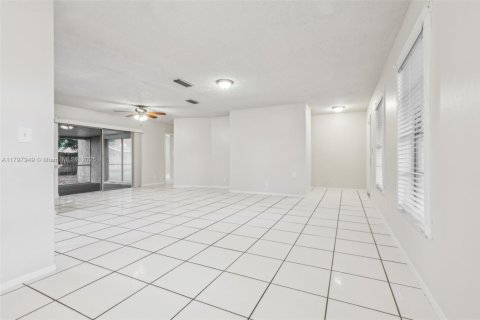 House in Lauderhill, Florida 3 bedrooms, 125.79 sq.m. № 1713392 - photo 9