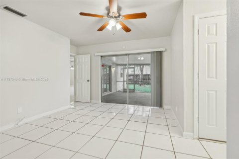 House in Lauderhill, Florida 3 bedrooms, 125.79 sq.m. № 1713392 - photo 28