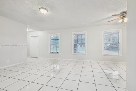 House in Lauderhill, Florida 3 bedrooms, 125.79 sq.m. № 1713392 - photo 6