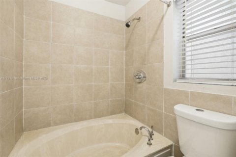 House in Lauderhill, Florida 3 bedrooms, 125.79 sq.m. № 1713392 - photo 30