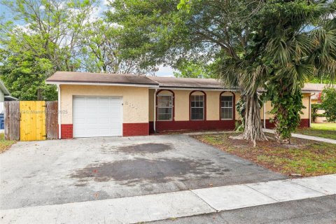 House in Lauderhill, Florida 3 bedrooms, 125.79 sq.m. № 1713392 - photo 2