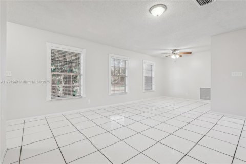 House in Lauderhill, Florida 3 bedrooms, 125.79 sq.m. № 1713392 - photo 7