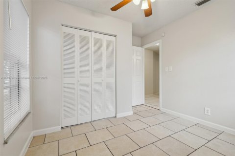 House in Lauderhill, Florida 3 bedrooms, 125.79 sq.m. № 1713392 - photo 19