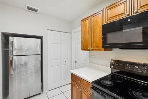 House in Lauderhill, Florida 3 bedrooms, 125.79 sq.m. № 1713392 - photo 15