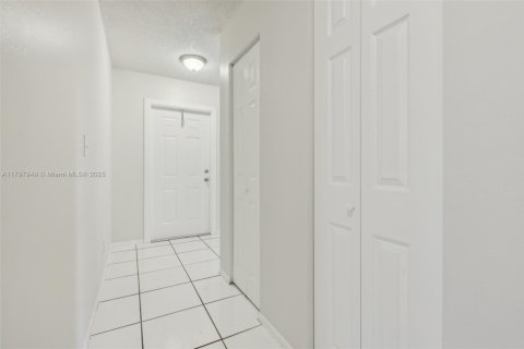House in Lauderhill, Florida 3 bedrooms, 125.79 sq.m. № 1713392 - photo 25
