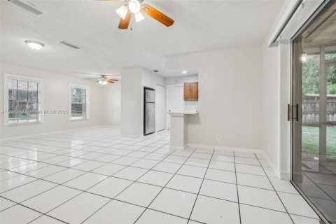 House in Lauderhill, Florida 3 bedrooms, 125.79 sq.m. № 1713392 - photo 11