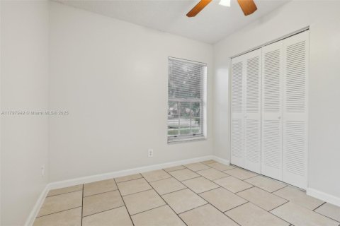 House in Lauderhill, Florida 3 bedrooms, 125.79 sq.m. № 1713392 - photo 18