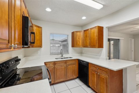 House in Lauderhill, Florida 3 bedrooms, 125.79 sq.m. № 1713392 - photo 13