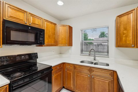 House in Lauderhill, Florida 3 bedrooms, 125.79 sq.m. № 1713392 - photo 14