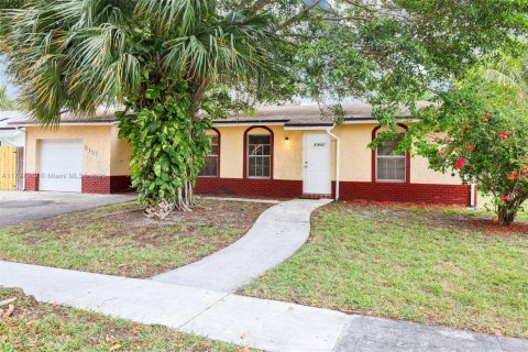 House in Lauderhill, Florida 3 bedrooms, 125.79 sq.m. № 1713392 - photo 3