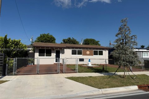House in Hialeah, Florida 3 bedrooms, 117.8 sq.m. № 2320548