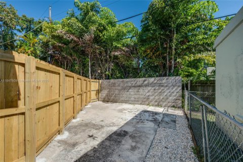 Villa ou maison à louer à Miami, Floride: 2 chambres, 51.1 m2 № 1849018 - photo 13
