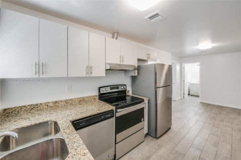 Villa ou maison à louer à Miami, Floride: 2 chambres, 51.1 m2 № 1849018 - photo 1