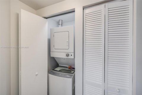 Villa ou maison à louer à Miami, Floride: 2 chambres, 51.1 m2 № 1849018 - photo 4