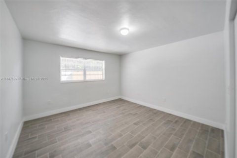Villa ou maison à louer à Miami, Floride: 2 chambres, 51.1 m2 № 1849018 - photo 12