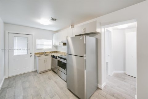 Villa ou maison à louer à Miami, Floride: 2 chambres, 51.1 m2 № 1849018 - photo 2