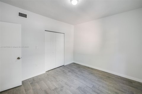 Villa ou maison à louer à Miami, Floride: 2 chambres, 51.1 m2 № 1849018 - photo 11