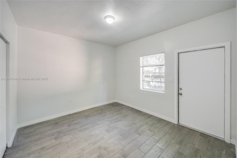Villa ou maison à louer à Miami, Floride: 2 chambres, 51.1 m2 № 1849018 - photo 6