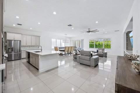 House in Lake Worth, Florida 5 bedrooms, 343.74 sq.m. № 2399652 - photo 7