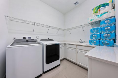 House in Lake Worth, Florida 5 bedrooms, 343.74 sq.m. № 2399652 - photo 18