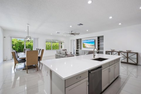 House in Lake Worth, Florida 5 bedrooms, 343.74 sq.m. № 2399652 - photo 8