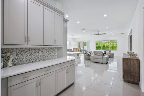 House in Lake Worth, Florida 5 bedrooms, 343.74 sq.m. № 2399652 - photo 6