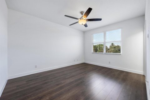 House in Lake Worth, Florida 5 bedrooms, 343.74 sq.m. № 2399652 - photo 27