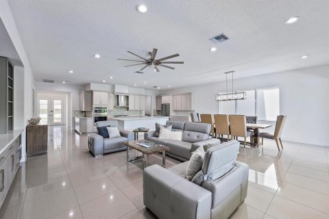 House in Lake Worth, Florida 5 bedrooms, 343.74 sq.m. № 2399652 - photo 9