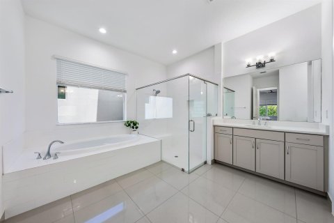 House in Lake Worth, Florida 5 bedrooms, 343.74 sq.m. № 2399652 - photo 13