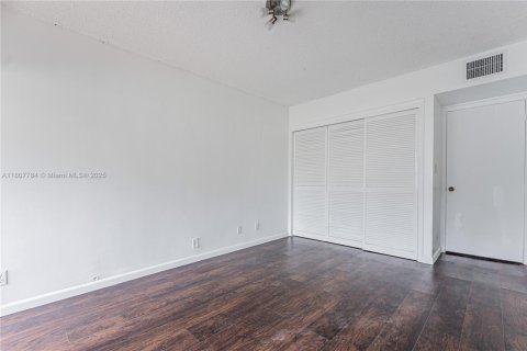 Condominio en venta en Lauderhill, Florida, 2 dormitorios, 102.66 m2 № 1959650 - foto 14