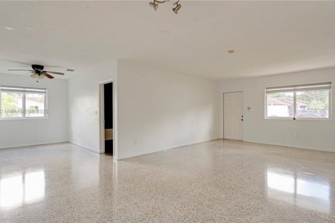 Casa en alquiler en Miami, Florida, 3 dormitorios, 134.71 m2 № 1895493 - foto 24