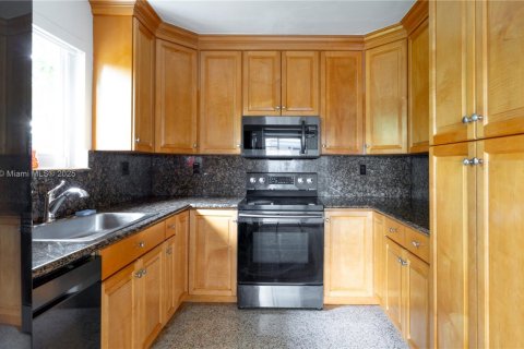 Casa en alquiler en Miami, Florida, 3 dormitorios, 134.71 m2 № 1895493 - foto 28