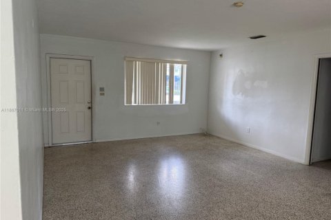Casa en alquiler en Miami, Florida, 3 dormitorios, 134.71 m2 № 1895493 - foto 5