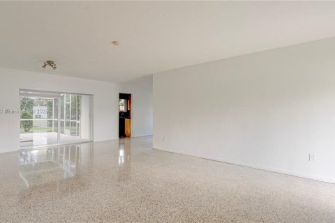 Casa en alquiler en Miami, Florida, 3 dormitorios, 134.71 m2 № 1895493 - foto 23