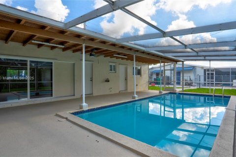 Casa en alquiler en Miami, Florida, 3 dormitorios, 134.71 m2 № 1895493 - foto 19